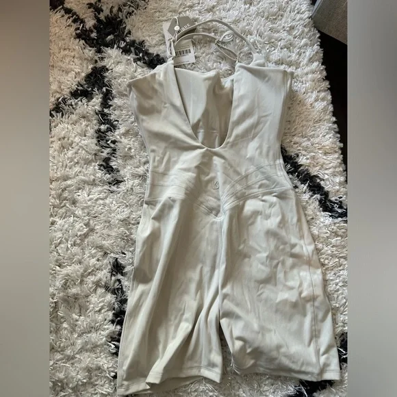 NWT Buffbunny legacy bodysuit bone size medium - Picture 2 of 2